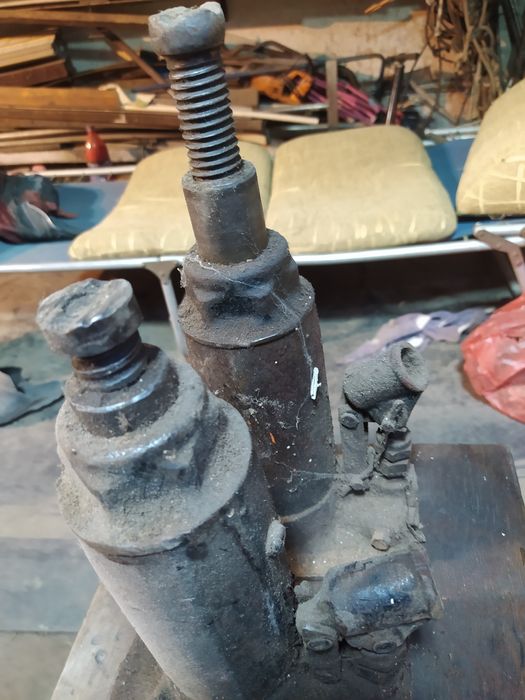 Продам домкраты.