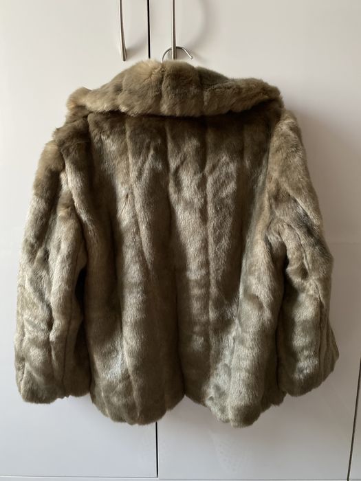 Пухено палто с брошка