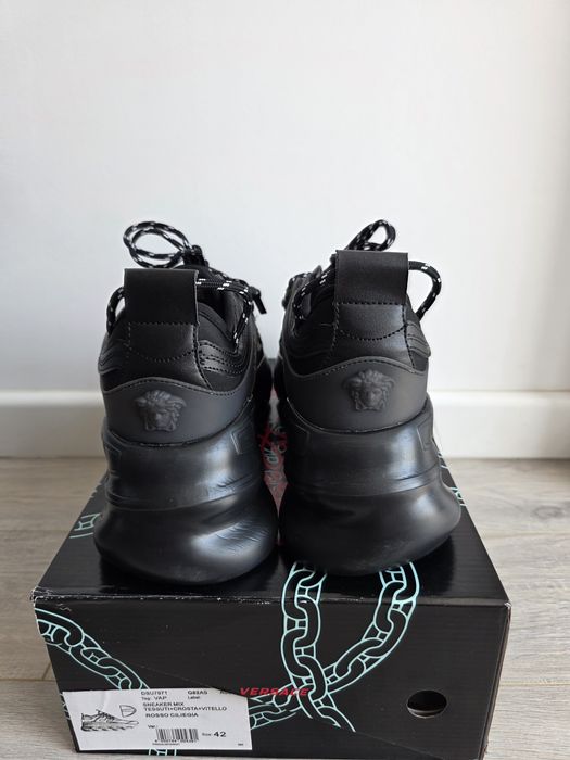 Chain Reaction - Marimea 42 - Negru cu auriu