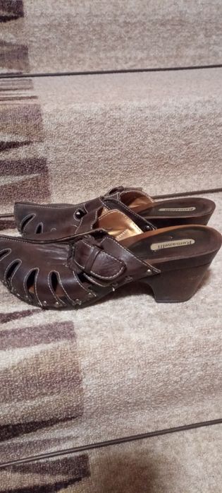 Дамски обувки тип сабо и затворени