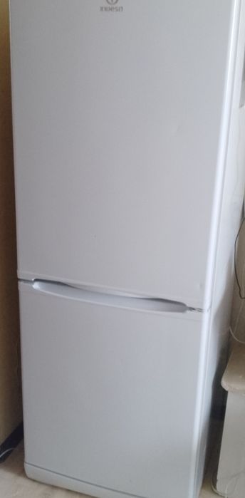 Продам холодильник Indesit на запчасти / под ремонт