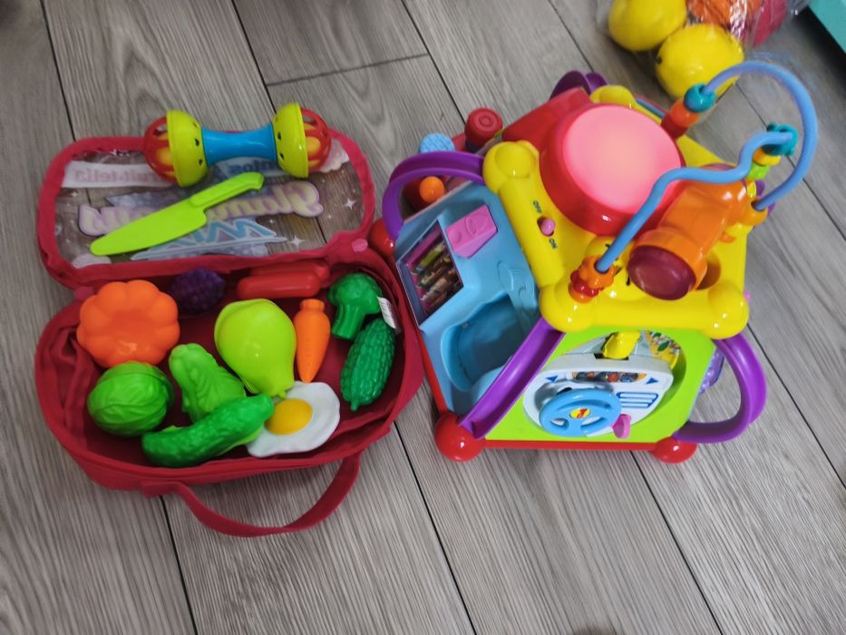Lot jucării, piramida activități și  câteva legume cu scai