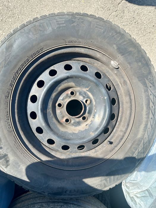 Комплект 4 бр. зимни гуми Nexen 215/70 R16 със стоманени джанти и тасове