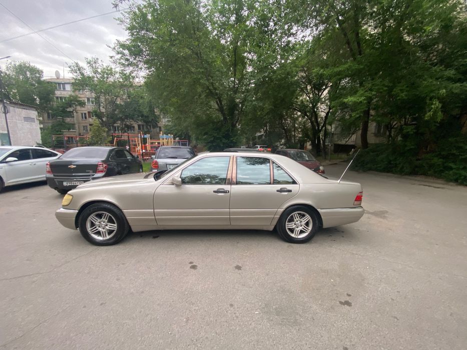 Машина Mercedes 140