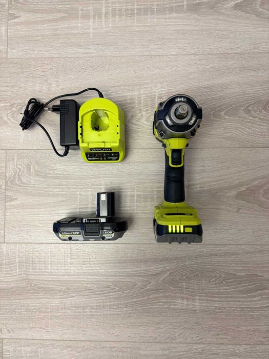 Акумулаторен-ударен гайковерт 1/2 Ryobi RIW18X[900Nm] с 2 батерии и зарядно