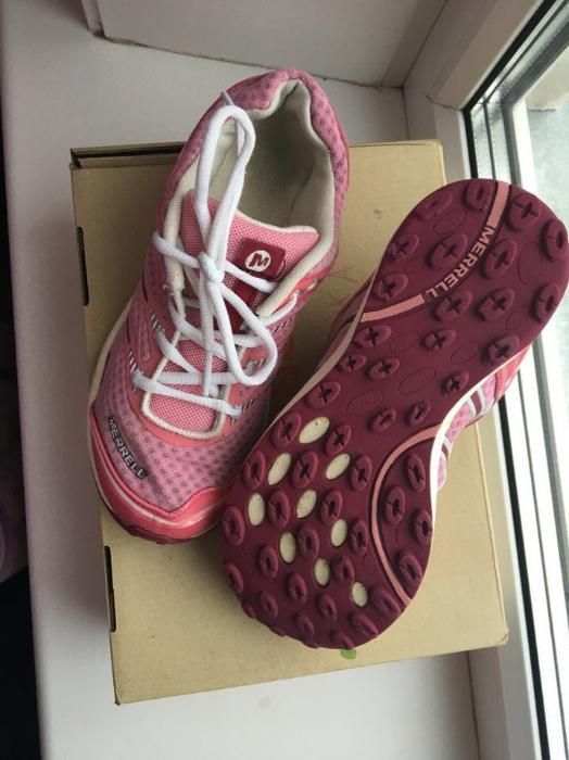 Продам кроссовки для девочки