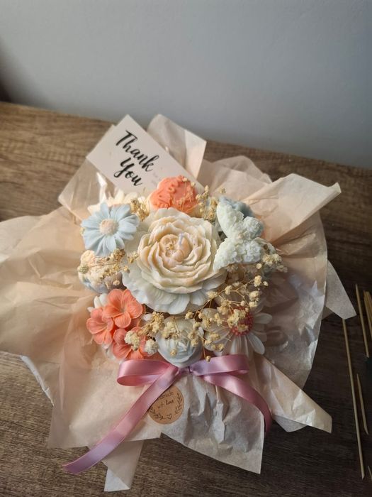 Lumânare decorativă tip buchet – cu ursuleț din ceară parfumata.