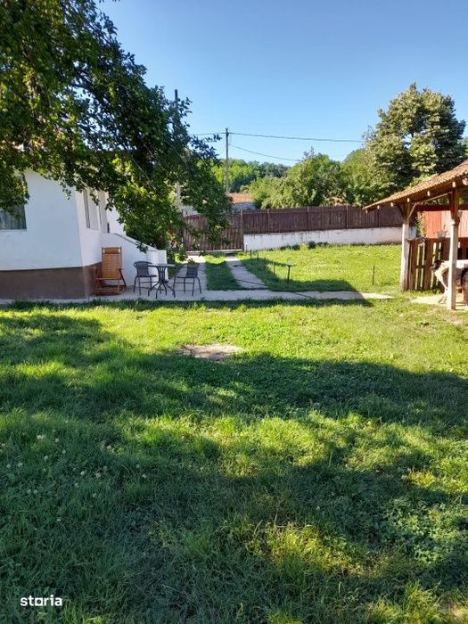 Casa renovata complet, 1800 mp teren, zona linistita in Cornita
