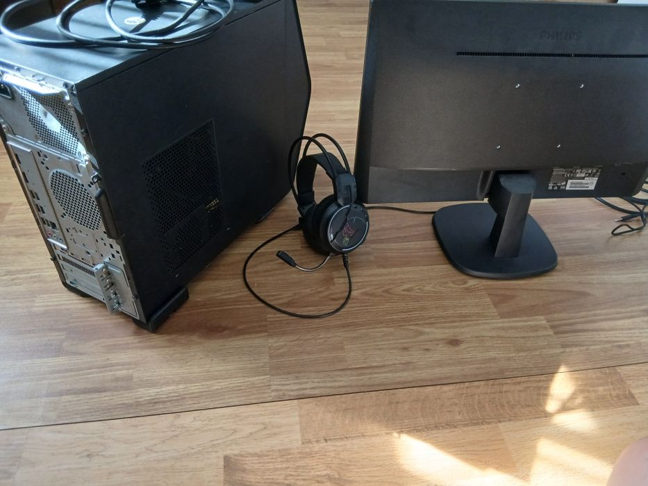 PC Gaming  Predator+Monitor Philips+căști-setup complet