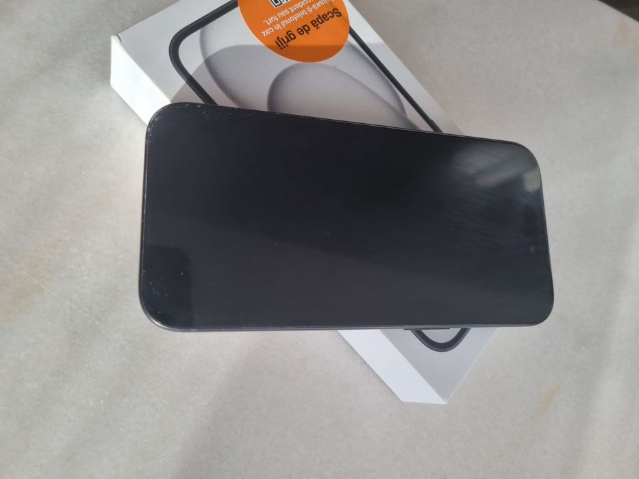 Vand Iphone 15 iesit din garantie in urma cu 4 luni
