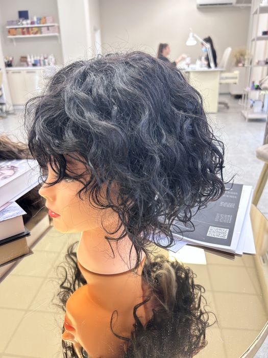 Къдрава перука (естествен косъм) + козирка с опашка