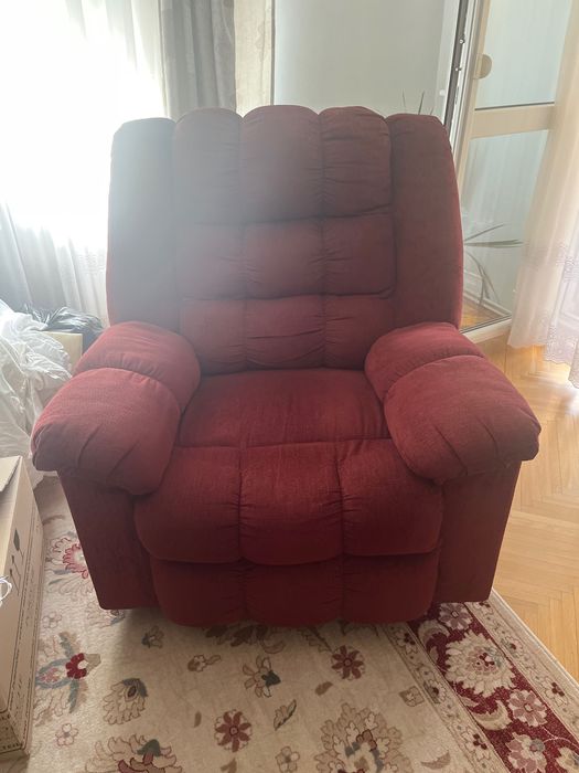 Vand 2 seturi mobilier și un fotoliu de relaxare