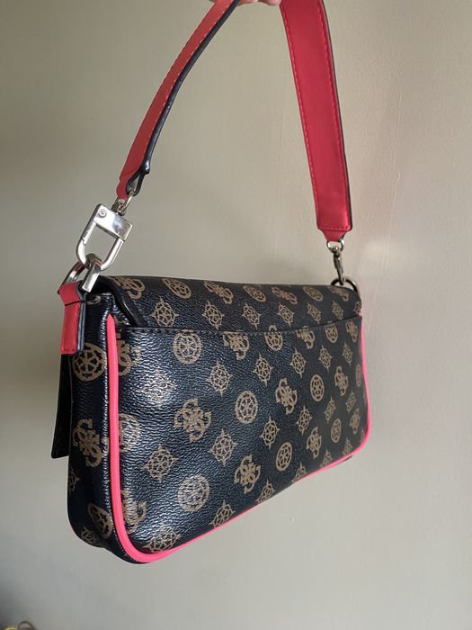 Чанта guess