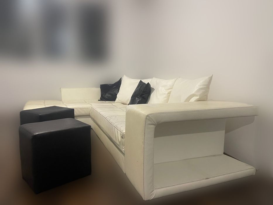 Бял кожен диван с възглавници