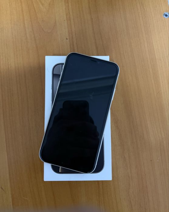 Айфон 11 белый.