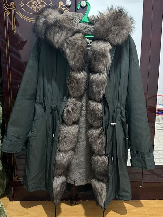 Парка изумрудного цвета