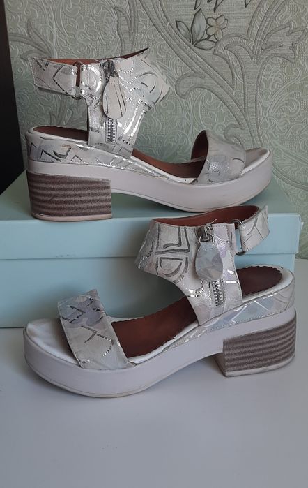 Продам женские кожанные босоножки