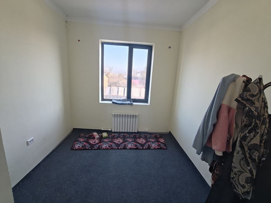 Kvartira bor 3 xonali dom 3-etaj yangi