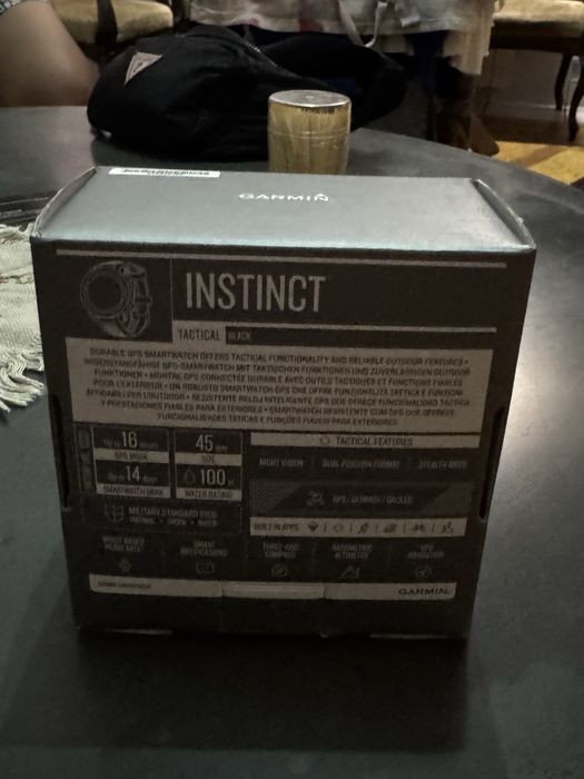 Часовник garmin instinct