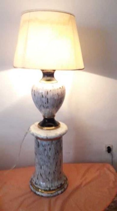 Veioza cu pedestal din portelan decor