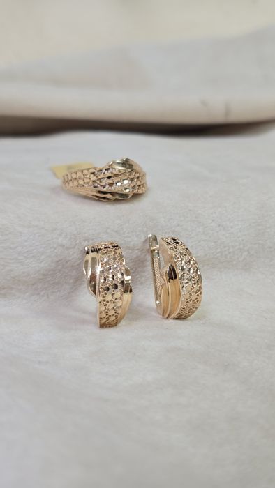 Комплект из красного золота