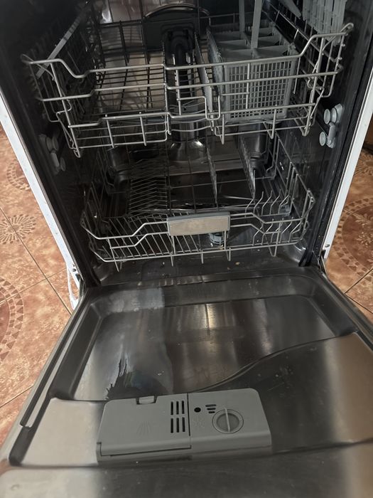 Посудомоечные машина рабочем состояние