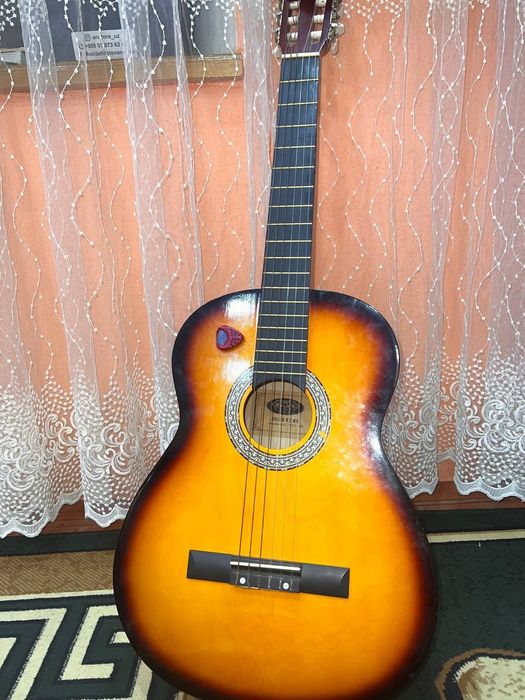 Gitara sotiladi Holati a'lo