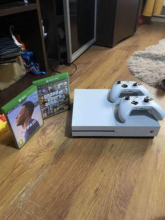 Vand /schimb xbox one s cu 2 controllere