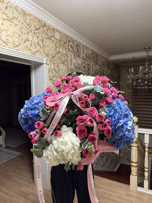 Корзина цветов с королевскими гортензиями и спрей розами свежый