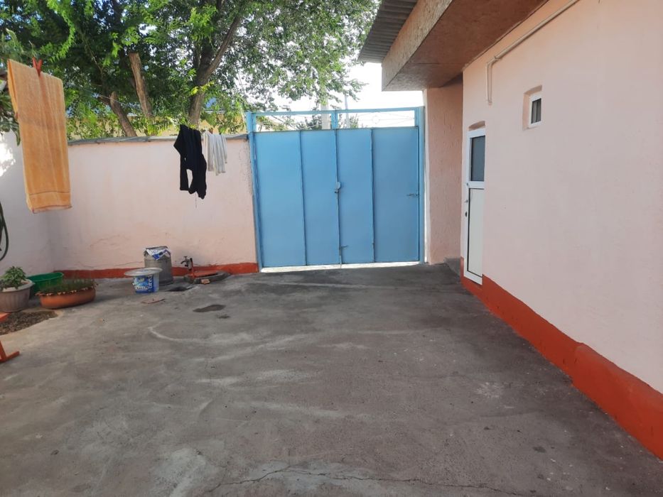 Дом с двором,рядом времянка