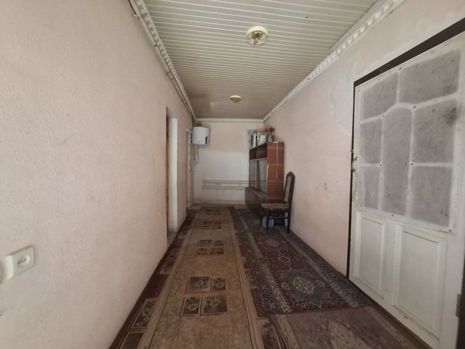 Ховли Уй сотилади Чирчик шахрида 1 азочик 6 сотик 4 хона йулга якин