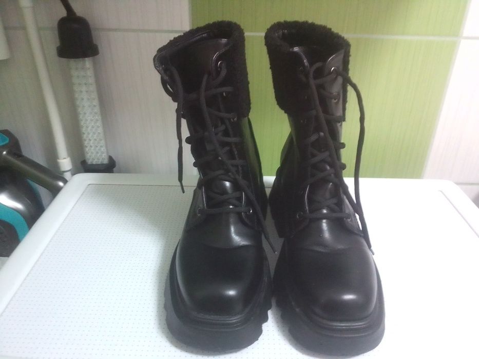 Bocanci negri inalti