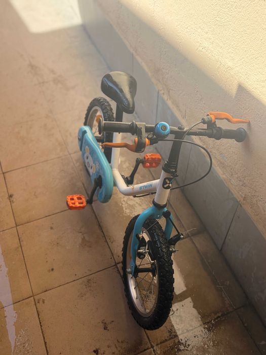 Bicicleta copil cu casca  de protectie stare foarte buna