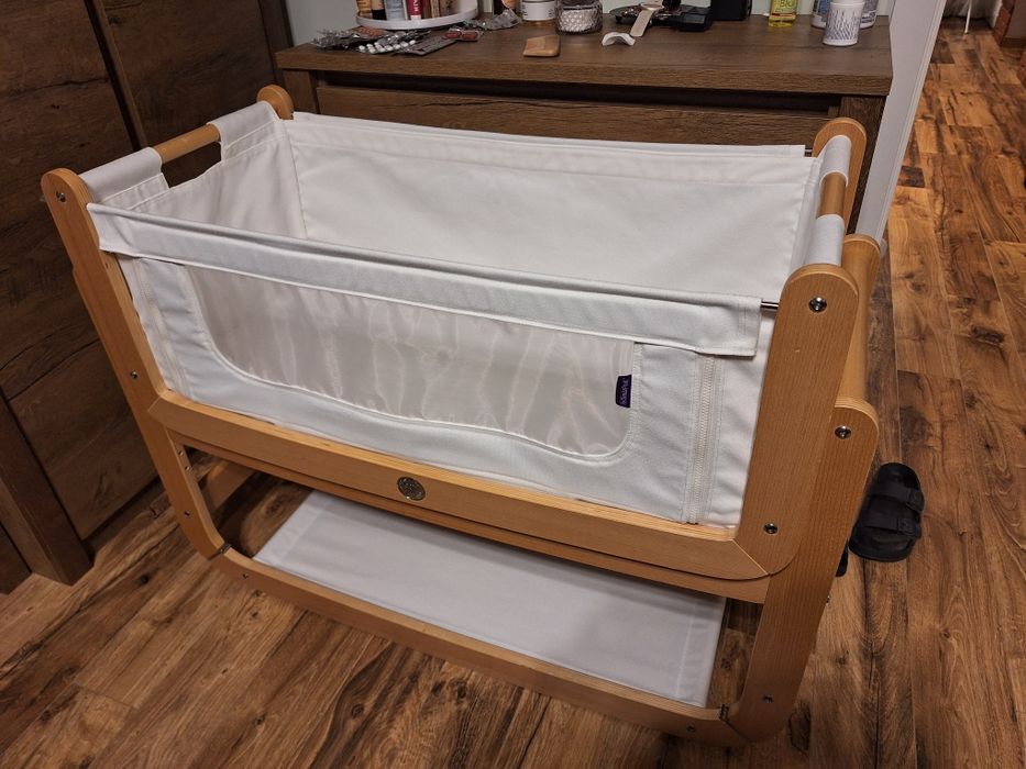 SnuzPod бебешка кошара next to me