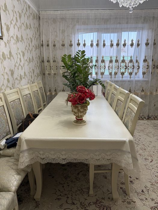 Гостиный стол и стулья