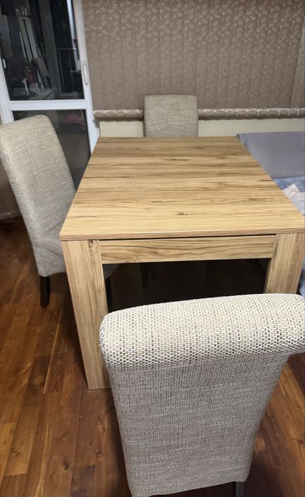 Маса с четири стола, разтегателна