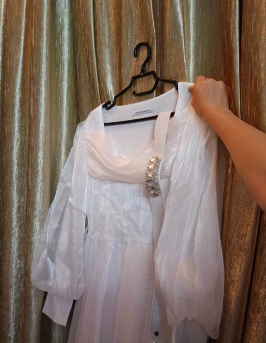 Пышное белое платье +ремень со стразами