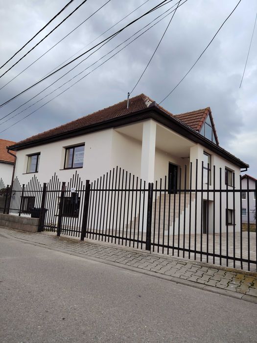 Casa de vânzare în drumul Petrestiului
