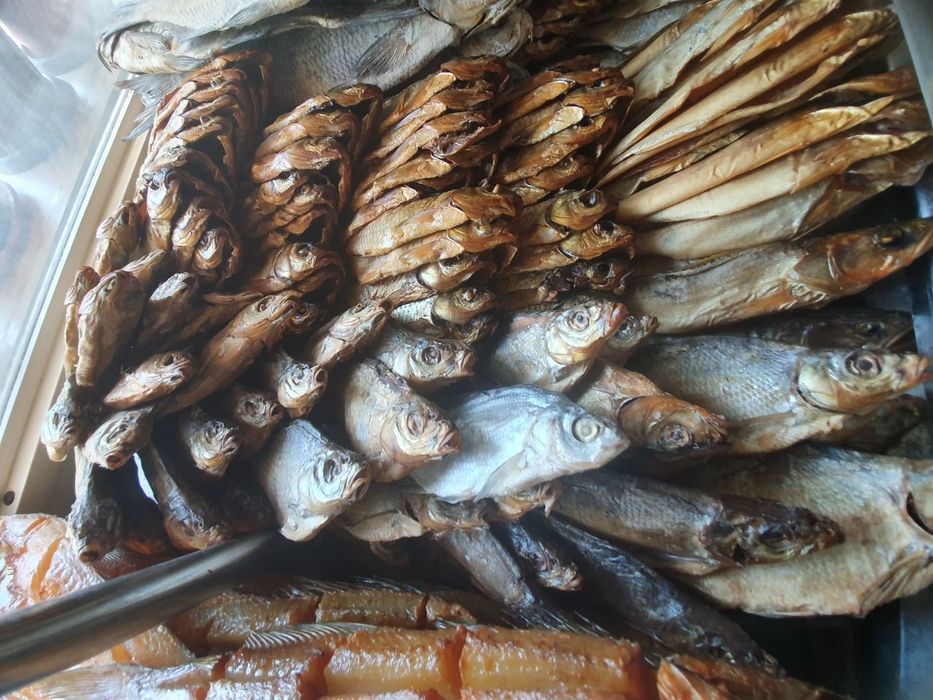 Рыба холодного копчёная, вяленая, закуски, на стол - в ассортименте