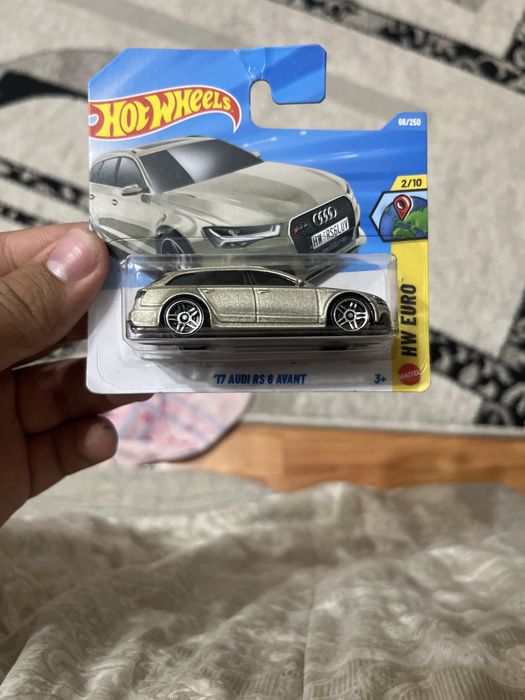 Продам четыре машинки Hot Wheels