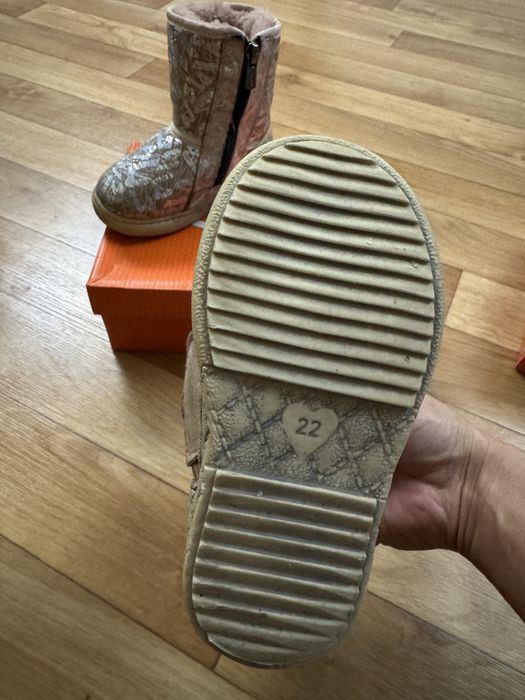 Продам зимние угги на девочку