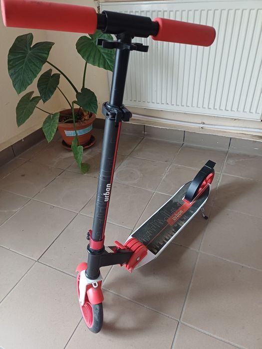 Trotineta  de culoare rosie
