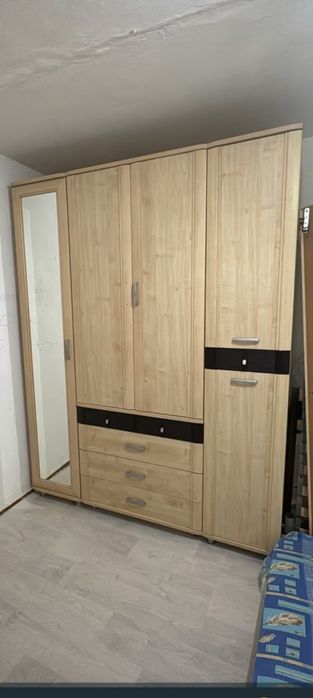 Продаётся четырёхдверный шифонер с зеркалом
