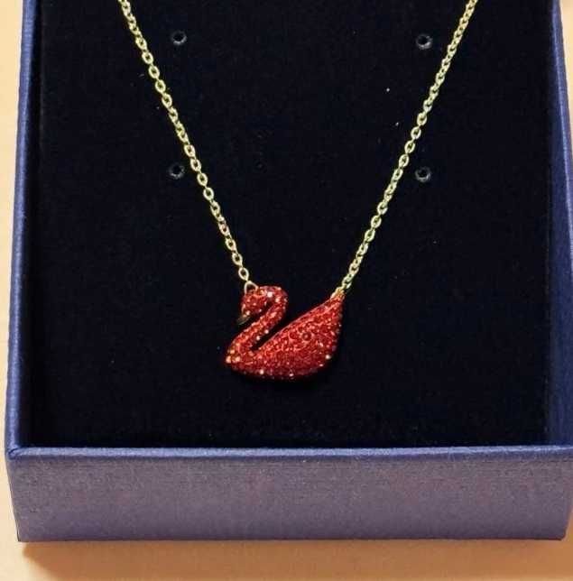 Lănțișor Swarovski Swan / Lebădă Roșie - nou, în cutie