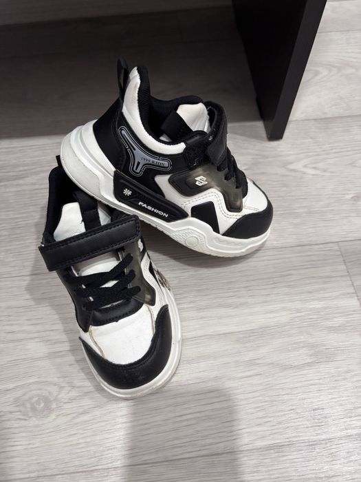 Кроссовки детские 28р