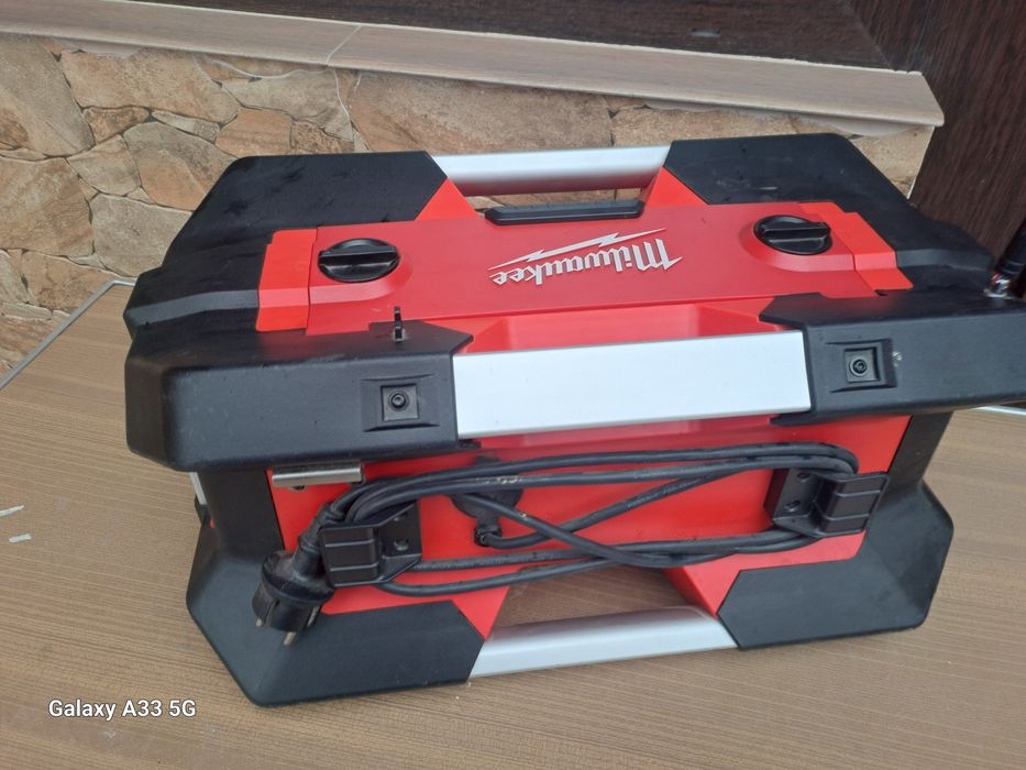 Vând radio pe baterie