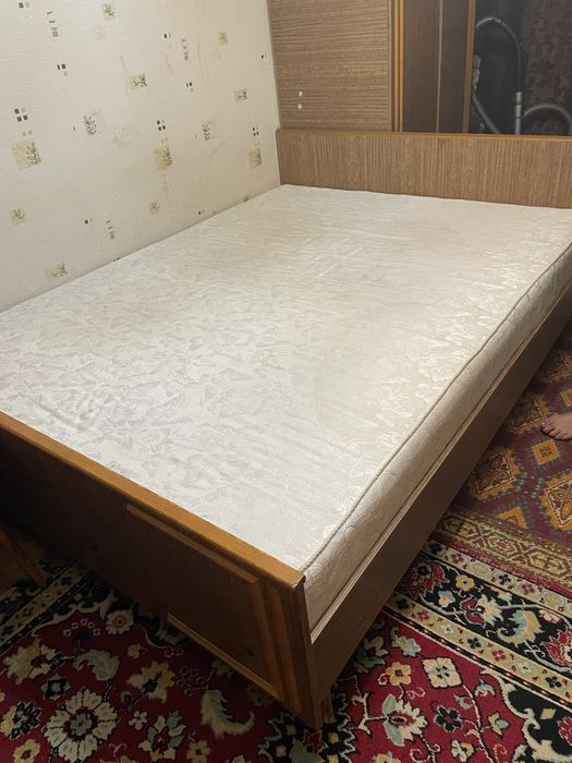 Продам кровать с матрасом