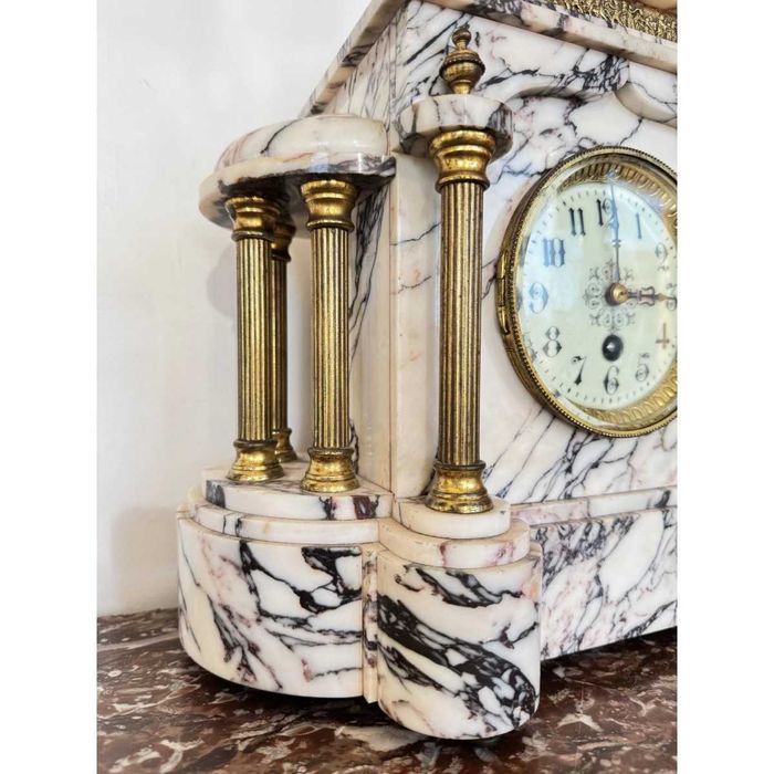 Ceas din marmură albă cu vene negricioase și coloane din bronz, H 32