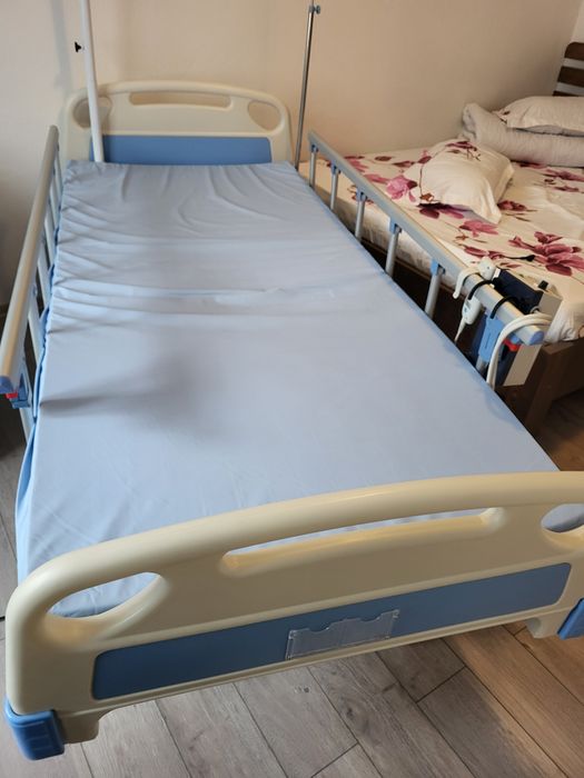 Vând pat de spital rabatabil profesional medical electric , însoțit de
