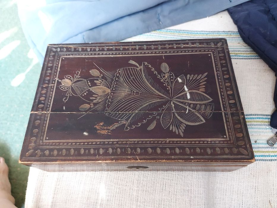 Vand caseta valori veche intarsie manual.